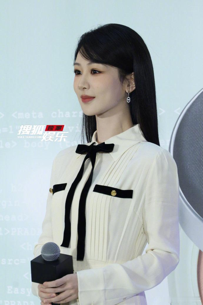 杨紫活动现场人气  杨紫黑长直look  杨紫活动现场人气！黑长直look好美啊