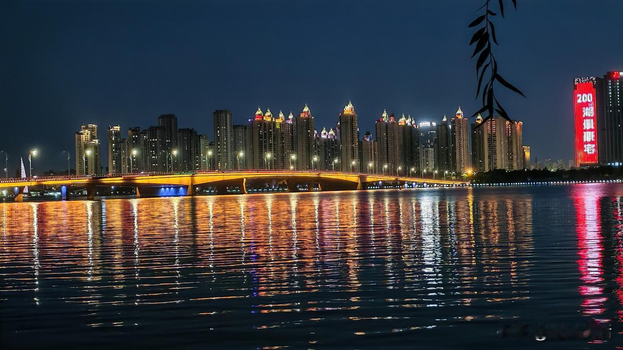 蚌埠龙子湖大桥夜景，灯光倒映湖面，静谧而怡人。大桥夜景灯光秀 游龙子湖 蚌埠夜游