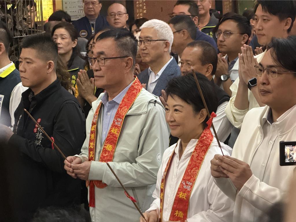 卢秀燕赴板桥为“小川哥”助选。今日（25日），台中市长卢秀燕北上新北，为国民党新