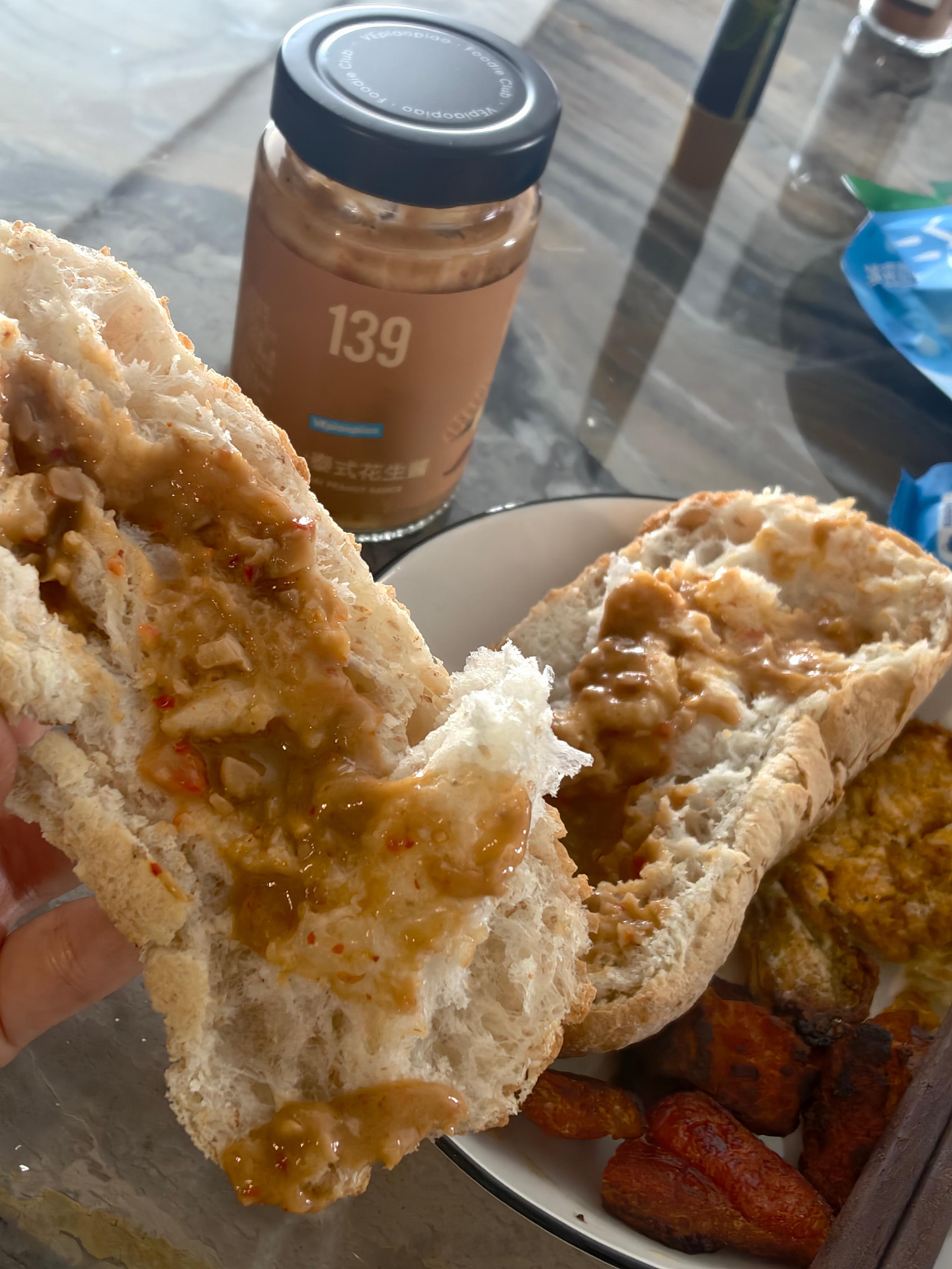 凑单买的泰式花生酱……抹匀了吃了一口直接愣住怎么是辣的！！！还有蒜味儿…丸辣，我