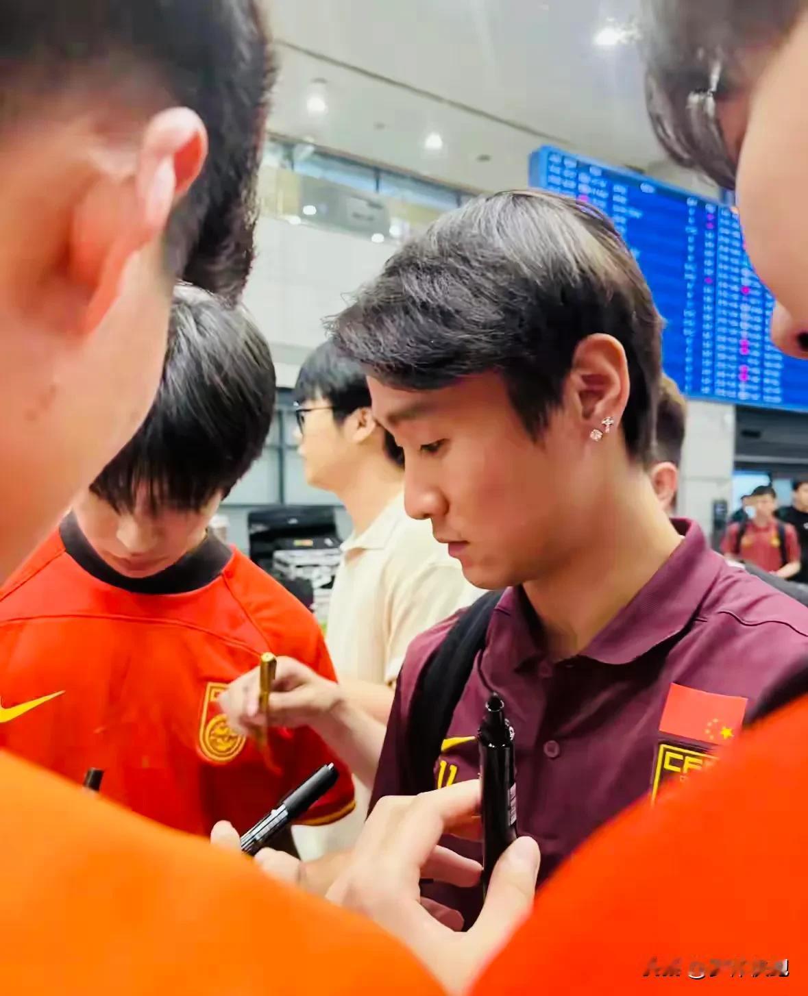 中国男足部分队员胸前的国旗居然是反的？国足大部队前往韩国备战客场比赛，到达机场时