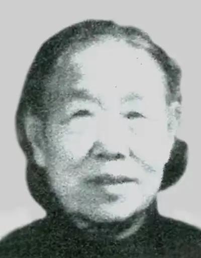 1956年，毛主席在怀仁堂看戏，突然停下来问周恩来一句：“恩来，刘嫂子在哪？”在