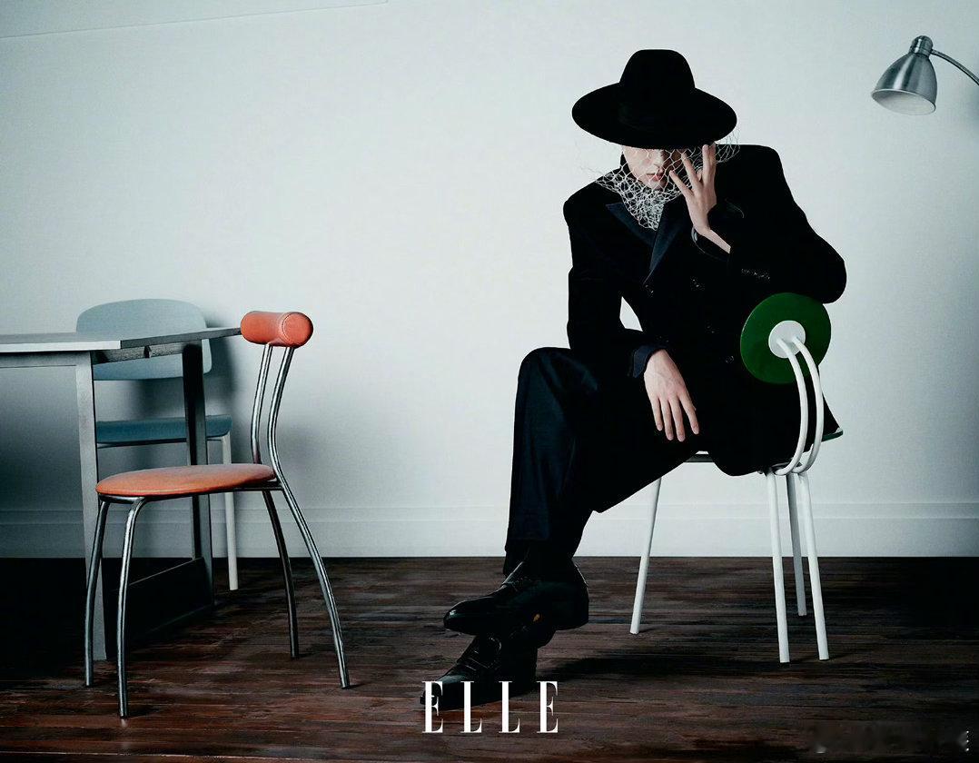 明星爱大牌ELLE田栩宁8月刊封面ELLE封面大片释出🖤一身黑色双排扣西装，搭