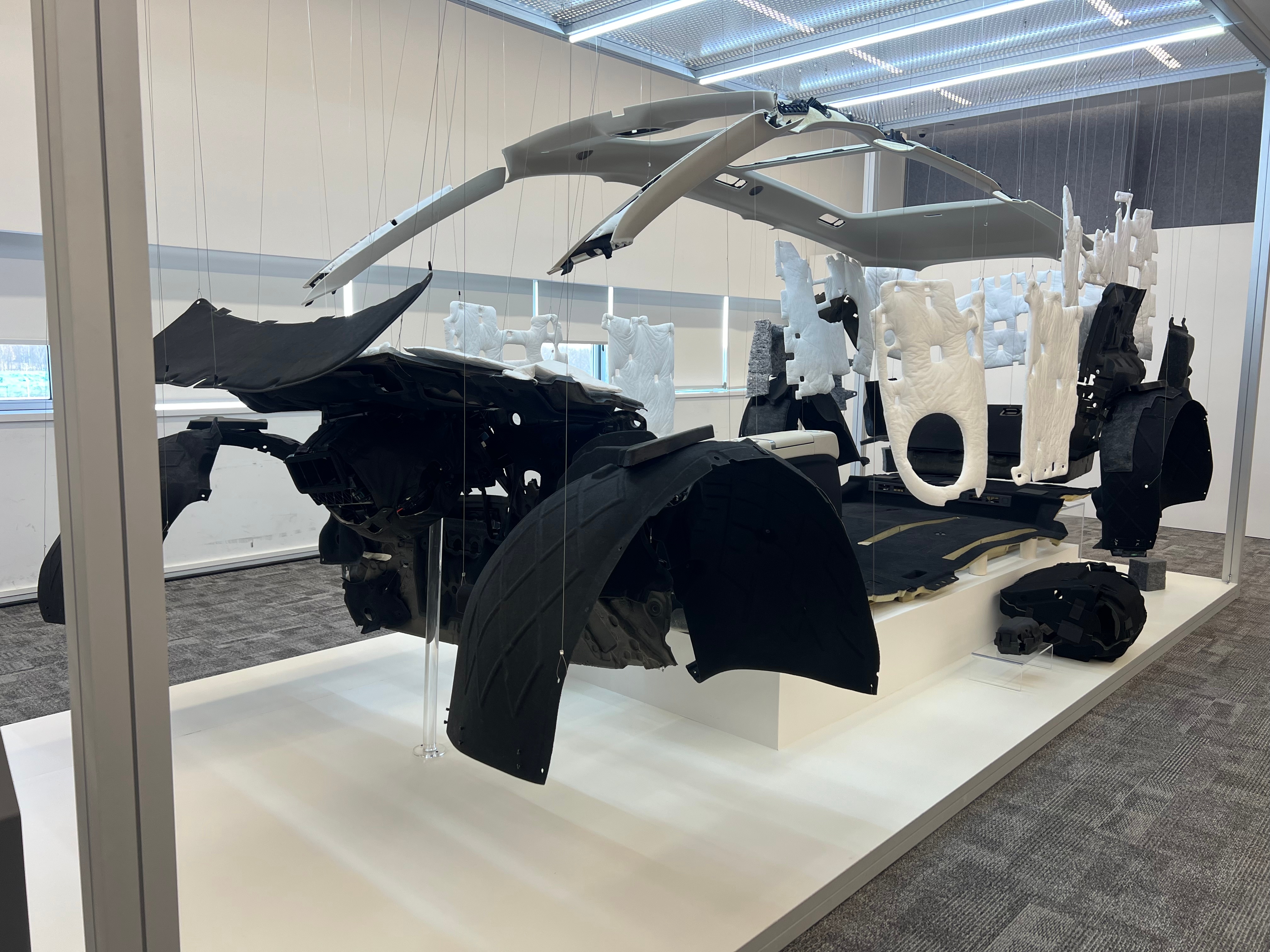 理想介绍MEGA声学包的哥们之温文尔雅，之轻声细语，你绝对相信他真是做NVH的。