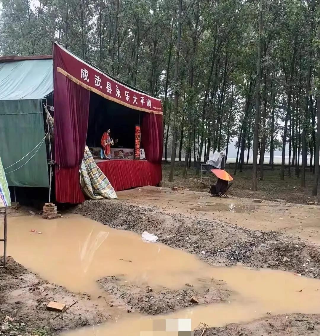 为啥没人看戏也要唱？