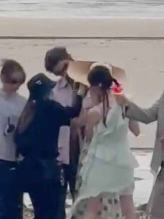 这里猫猫在整理妆造，豹豹就这么水灵灵地往帽子下伸头看她的脸，感觉很近、很熟练😍