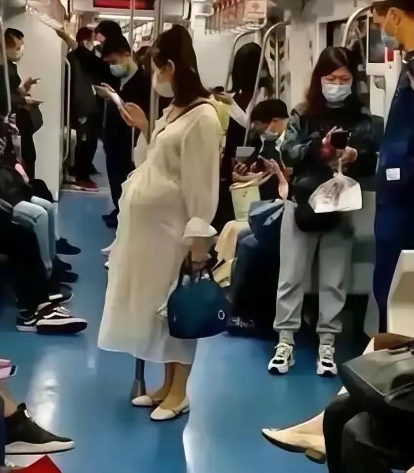 上海地铁孕妇久站蹲下，一句话让全车人羞愧反思

昨天上海9号线地铁上，一个孕妇站