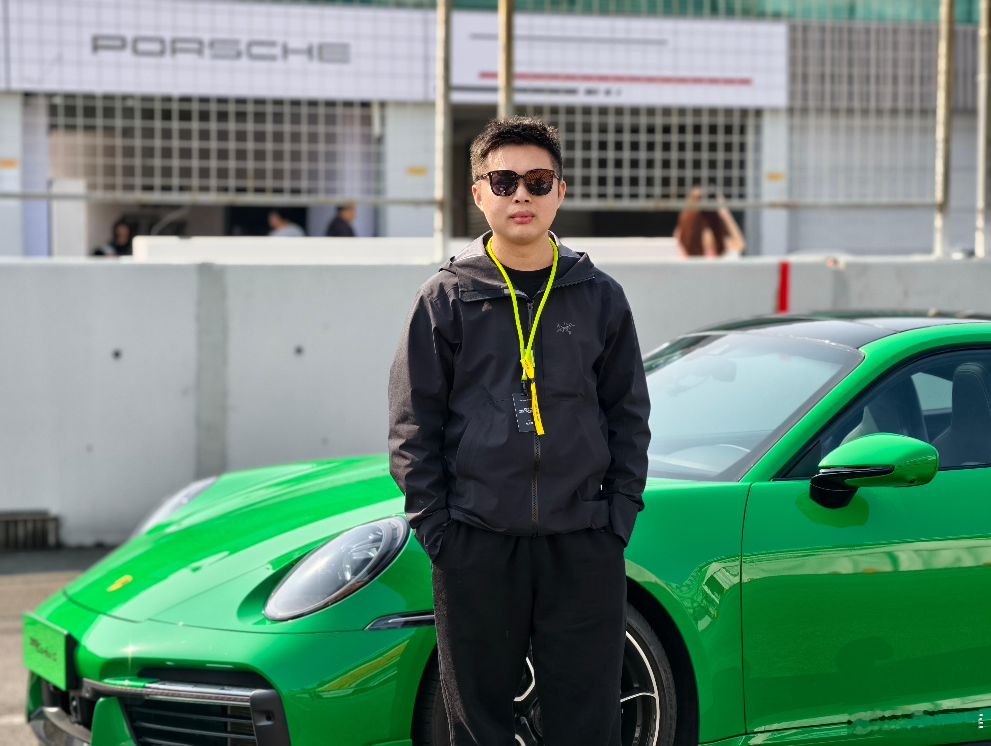 真喜欢这台绿色的保时捷911 Turbo s。  跟领导发过去了说想买，她一个下