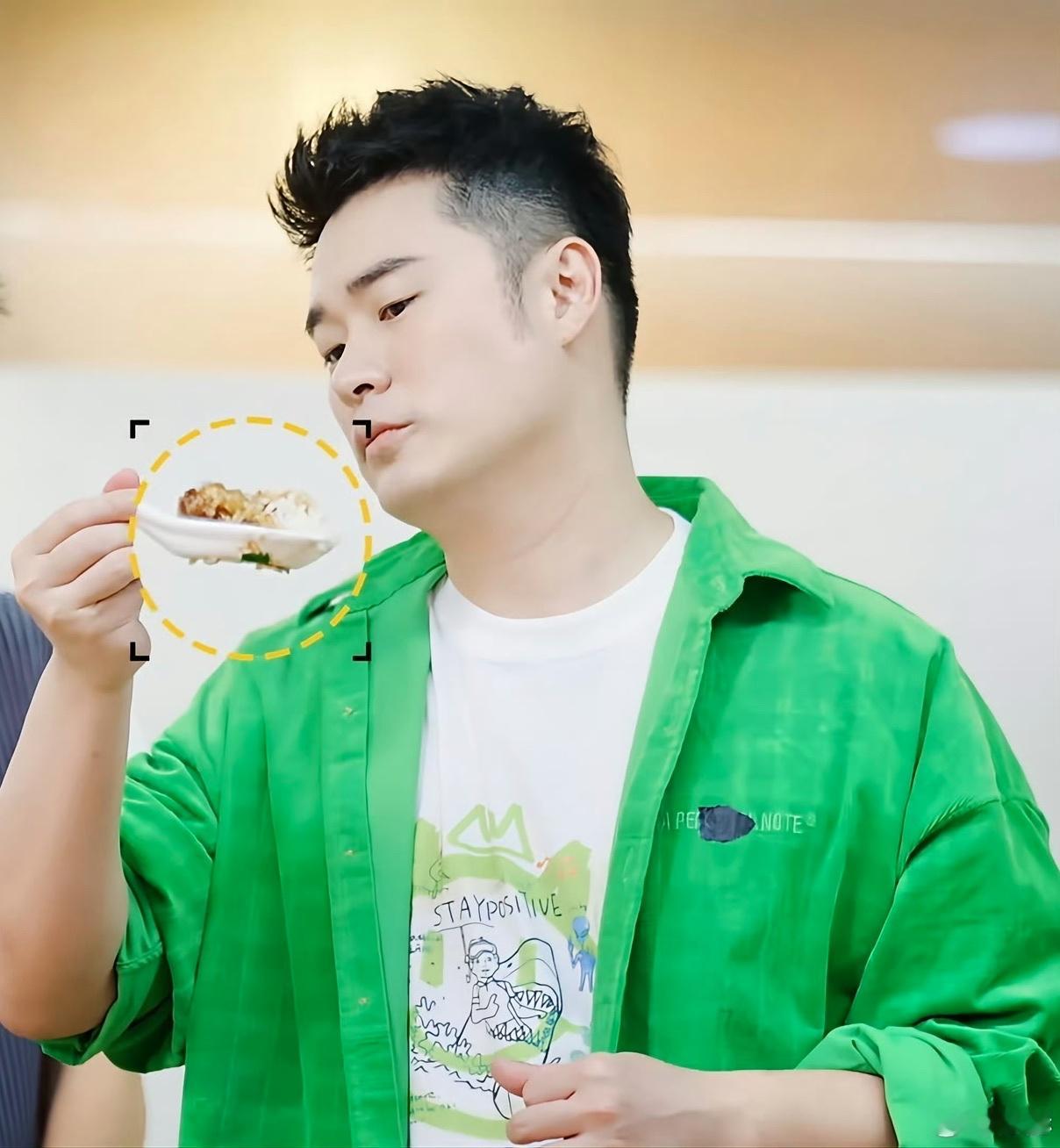 娱乐陈赫又双叒在节目里开吃了五哈给陈赫吃了什么发出来的图片看起来都很具有挑战性呢