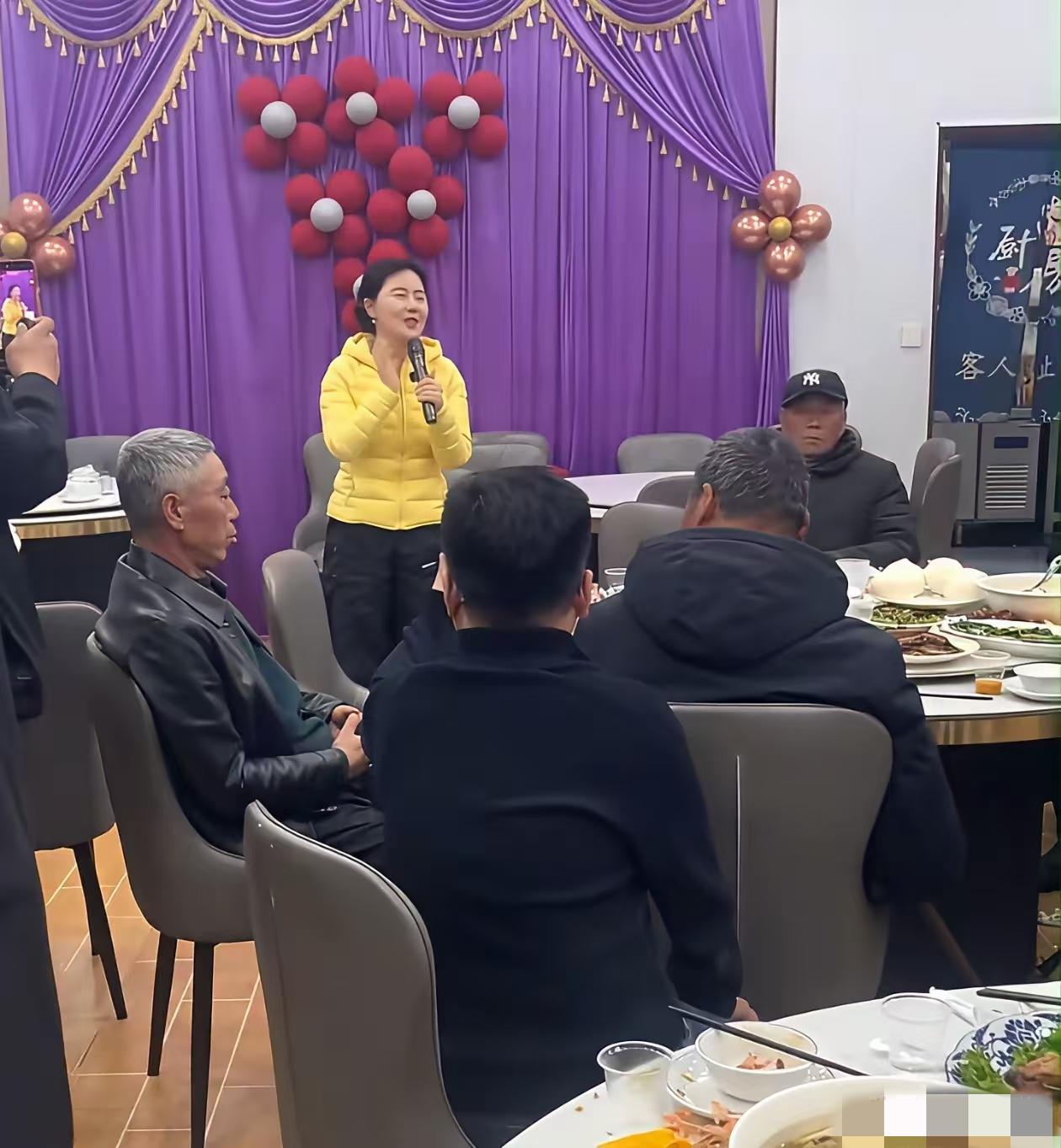 相宜这个人活得真的是太纠结了！
最近刷到湘怡发视频，总在讲自己家里的事情，尤其是