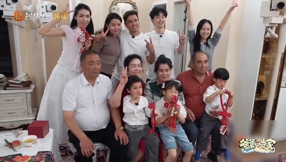 黄寸芷观察室痛哭很难不共情黄寸芷！长久孤单的成长经历，让大家族团圆成为奢望。亲眼