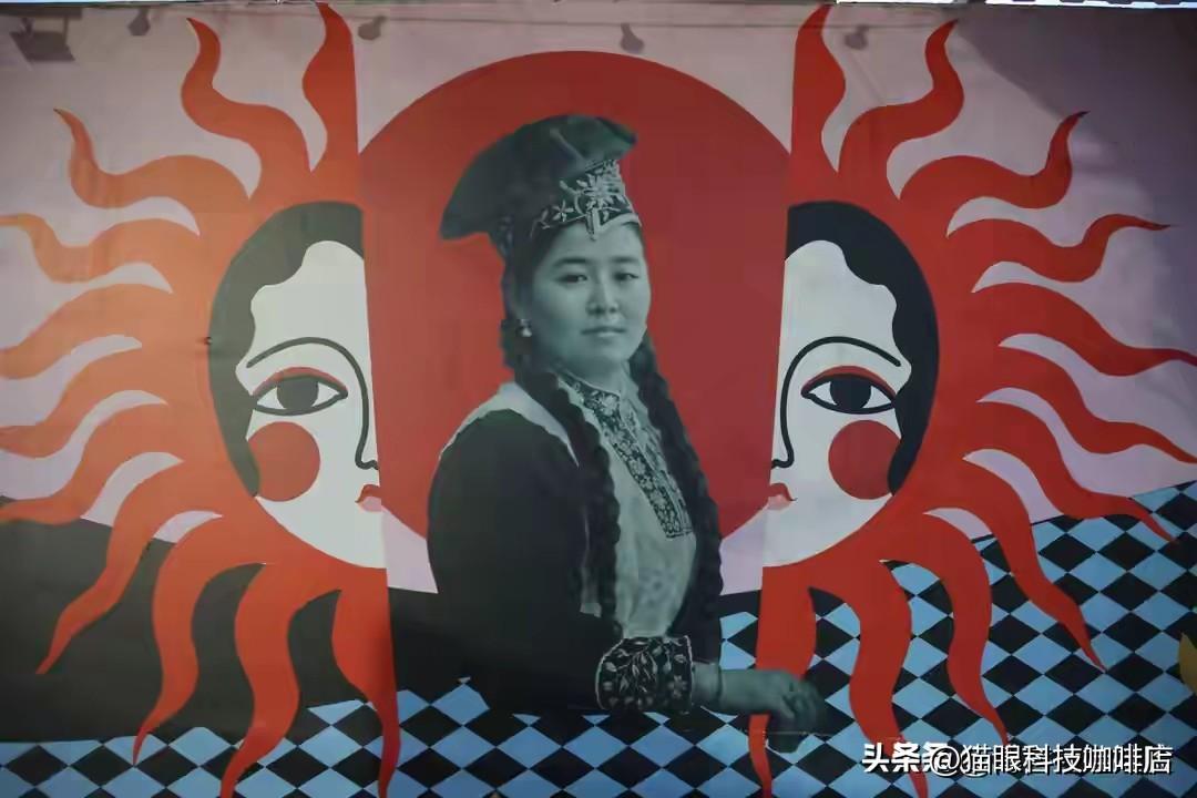 一群蒙古人跑到欧洲，建了座寺庙，门口站岗的是个穿明代官袍的中国老神仙。

这是俄