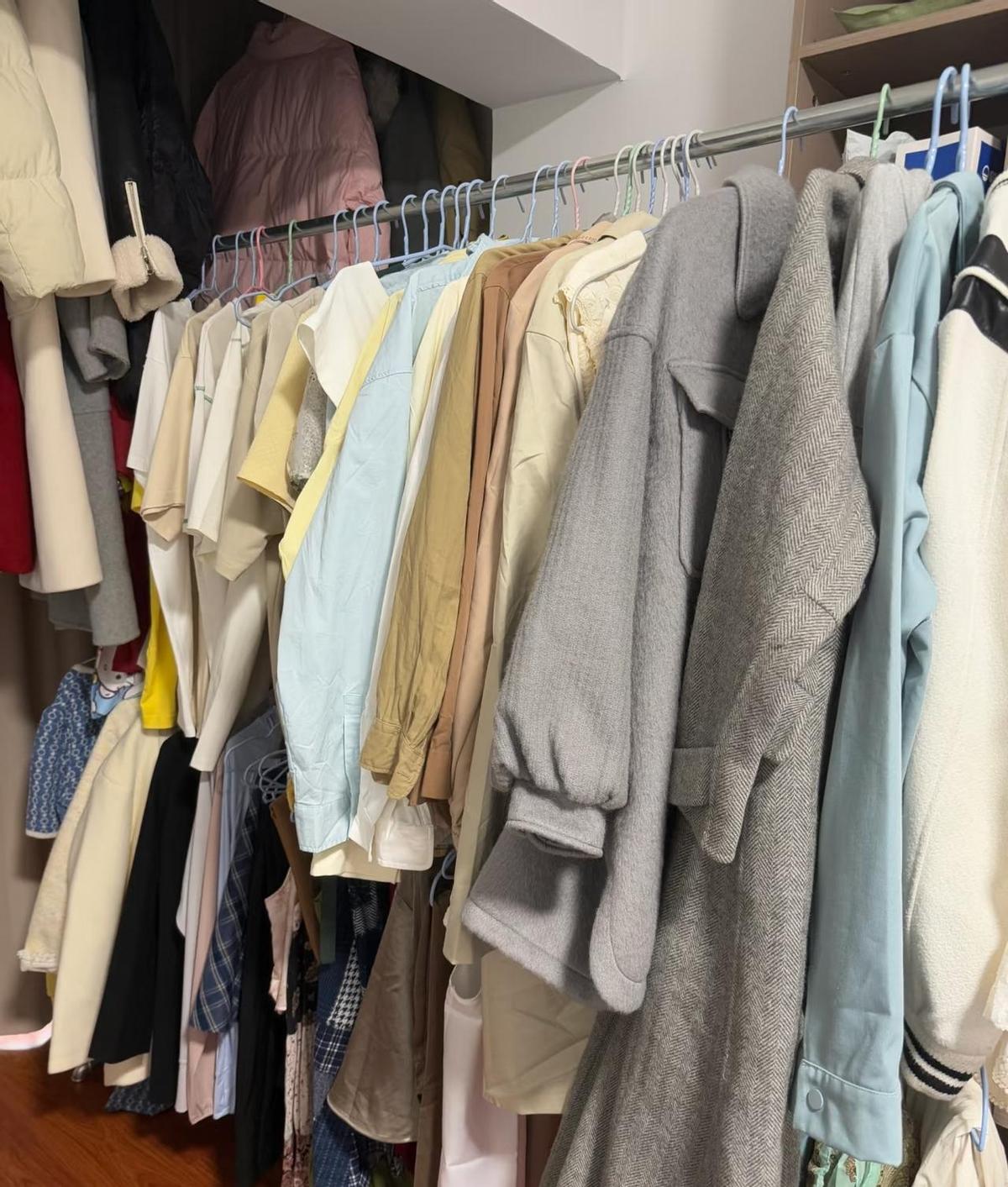 买衣服不是爱买，是心里空得慌。
刷到一件，心跳加快，不买像亏了八百万。
到手三天