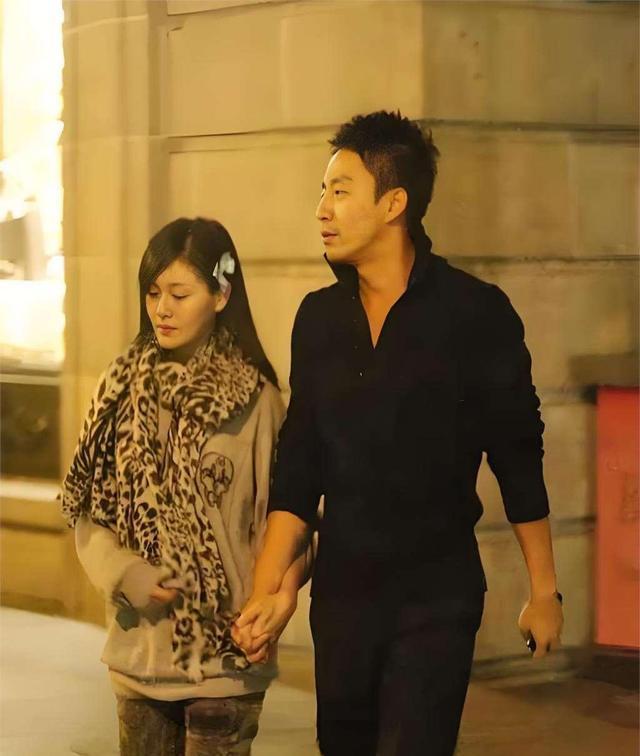 大与汪小菲十年婚姻复杂纠葛，离婚后大迅速再婚具俊晔，引发争议。汪小菲离婚后事业成
