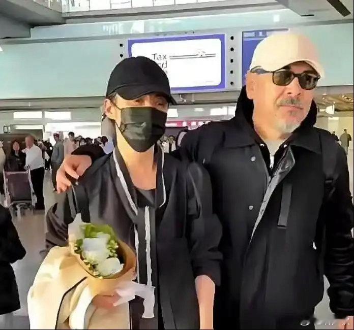 陈建斌与蒋勤勤夫妇护送儿子前往伯克利办理报到，包车十四天耗费了四万九千元 ​​​