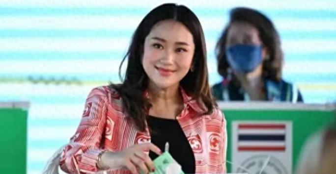 泰国美女总理巴育的姐姐萍通塔比贝东丹，拥有出众颜值和身材，却甘愿默默陪伴妹妹成长