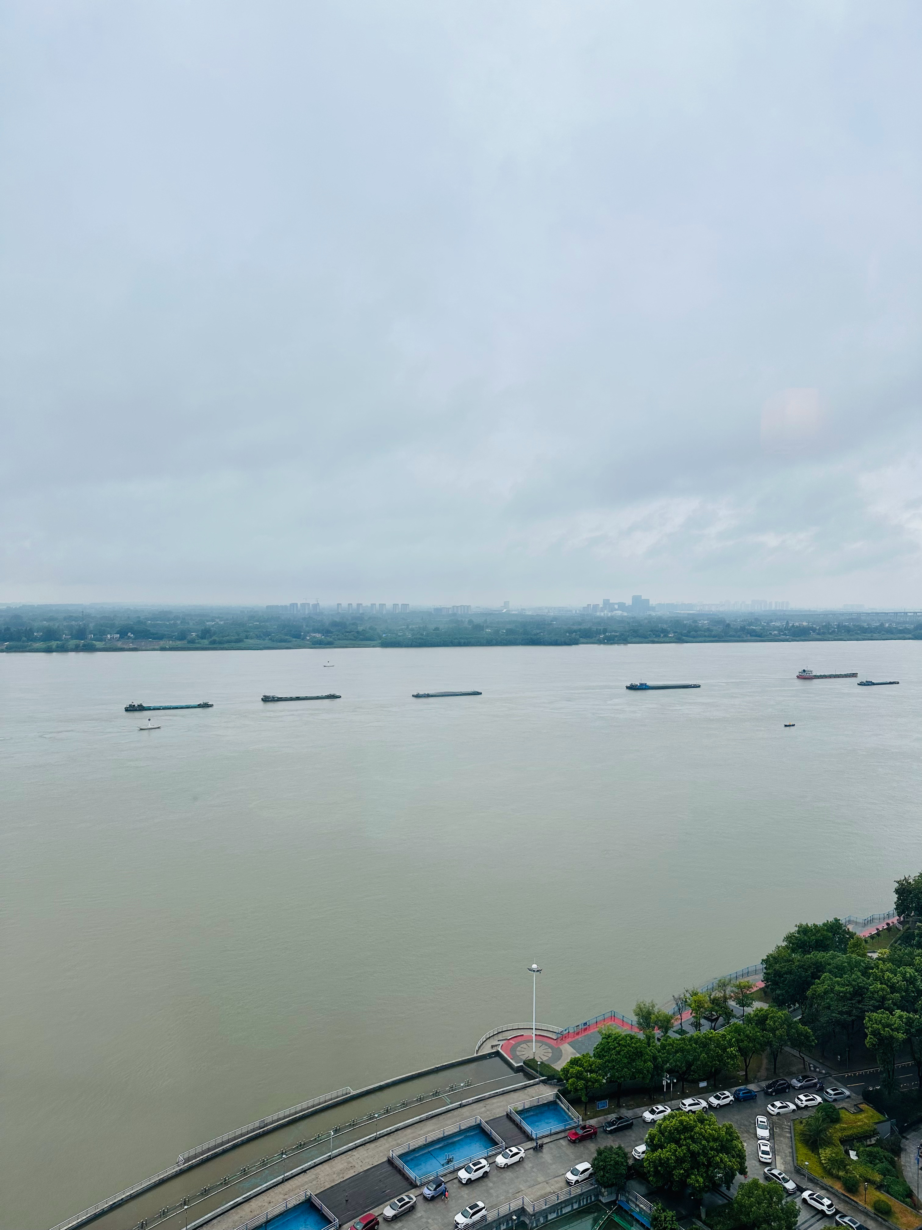 奔波转折搬砖12小时之后，可以对着长江发呆休息了[睡] ​​​