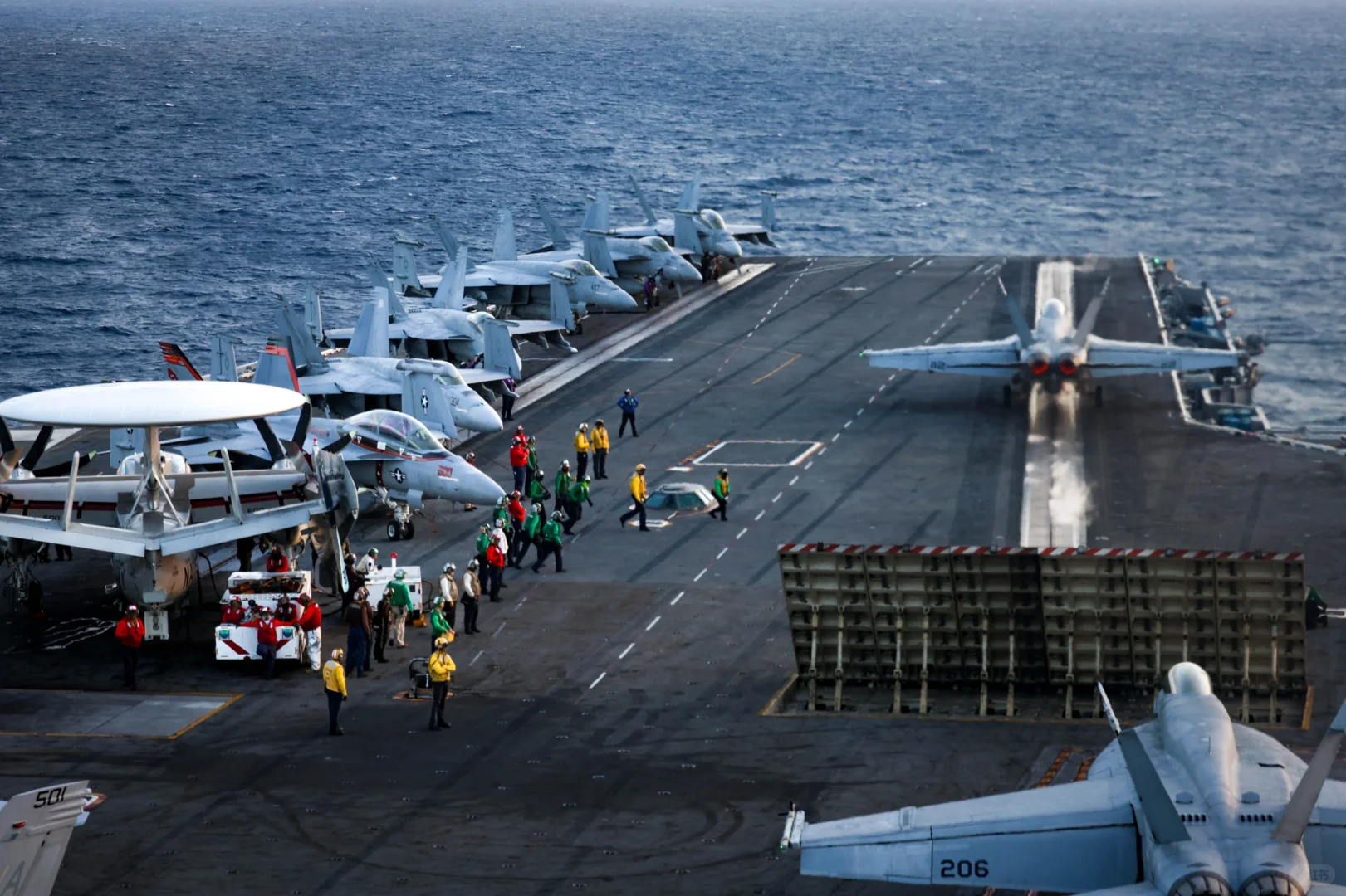 正在大西洋上进行综合海战训练的"哈里·S·杜鲁门"号航母(CVN-75...