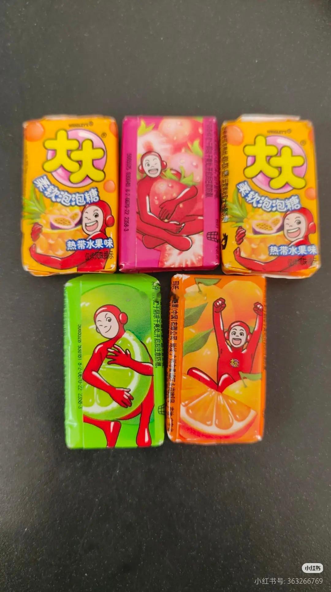 图一现在的大大泡泡糖上的超人，图二是以前的。。。