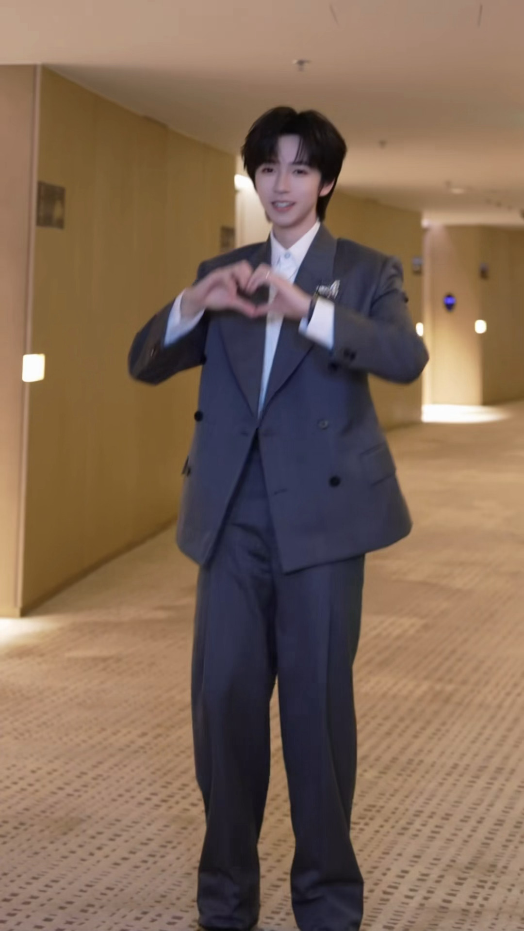 啊啊啊啊啊贺峻霖你告诉我你在模仿什么！！！贺峻霖一会儿给李小冉发微信发现对方不在