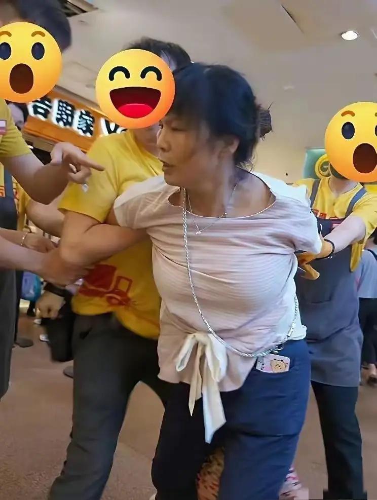 这位大妈真是糊涂了。

超市员工抓住一名屡次偷东西的大妈，从她身上找出不少未结账