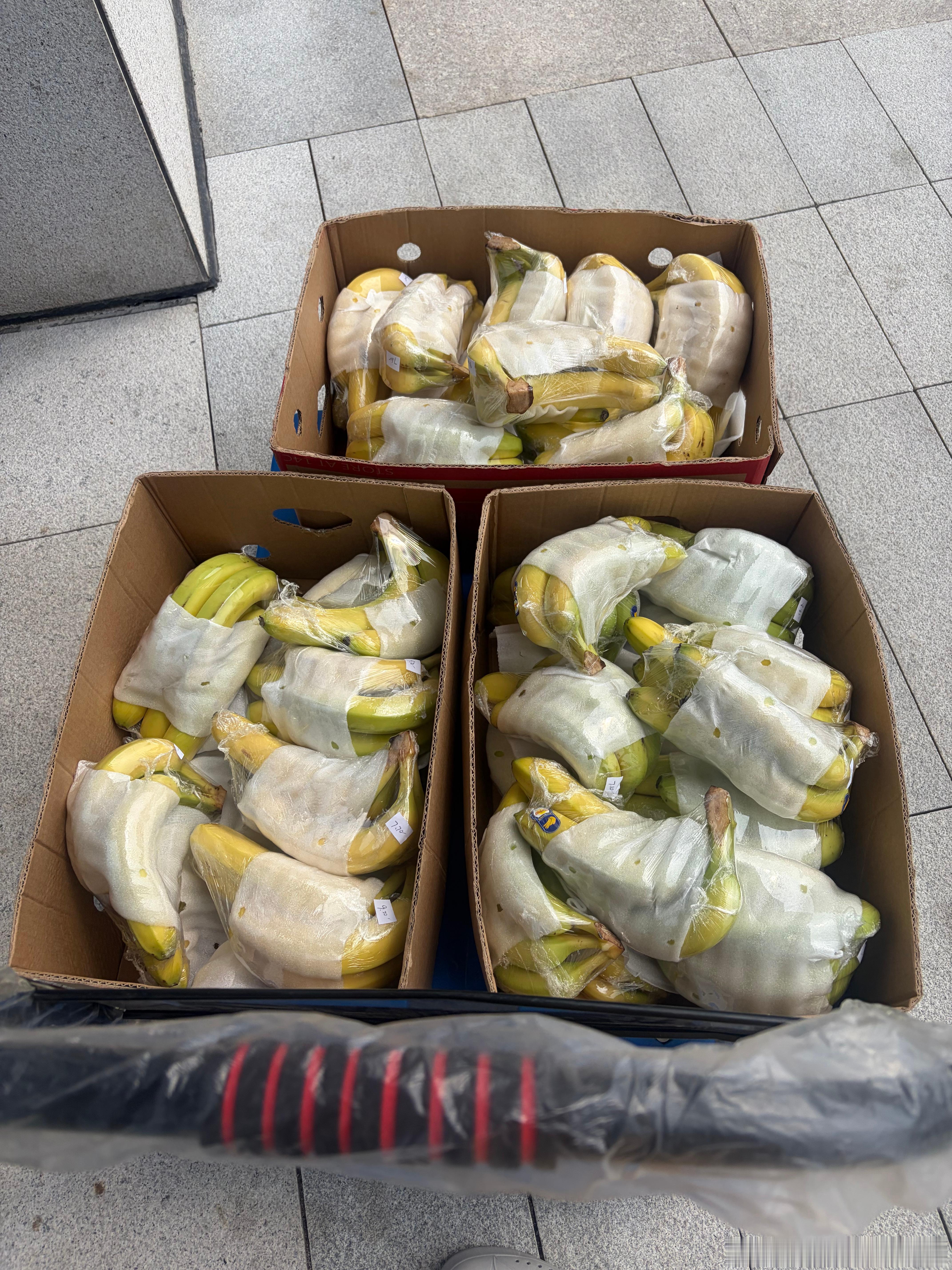 上午和水果老板一起去超市送香蕉，她不方便露面，就在车上坐着，因为送的货少，就没把