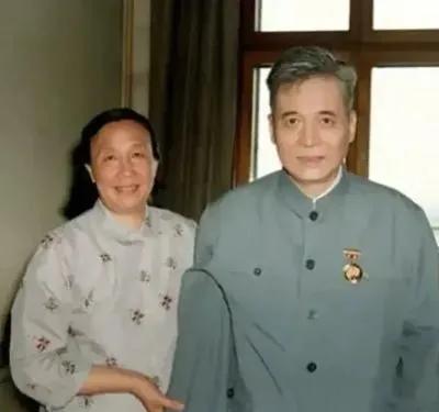 国士无双！民族脊梁！
每个伟大男人的背后，都有一个伟大的女性！
在邓老消失的28