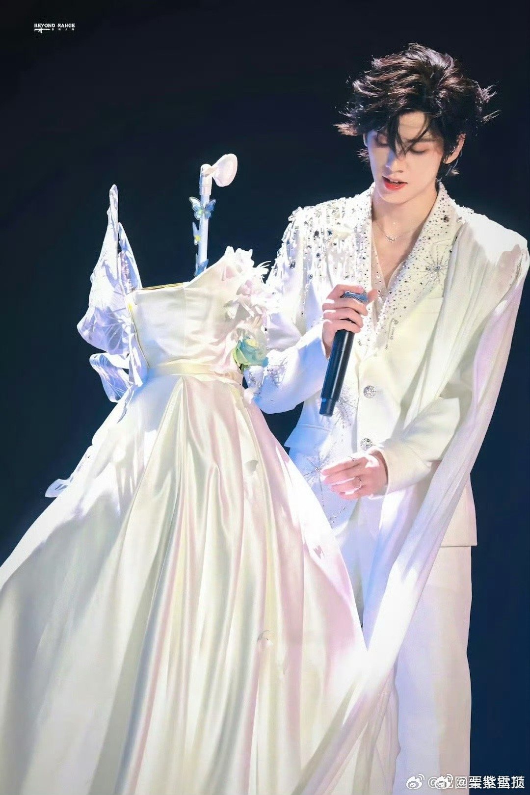 左航闷声帮队友写rap词左航：平时是安静美男子，一写词就变身rap大魔王！队友还