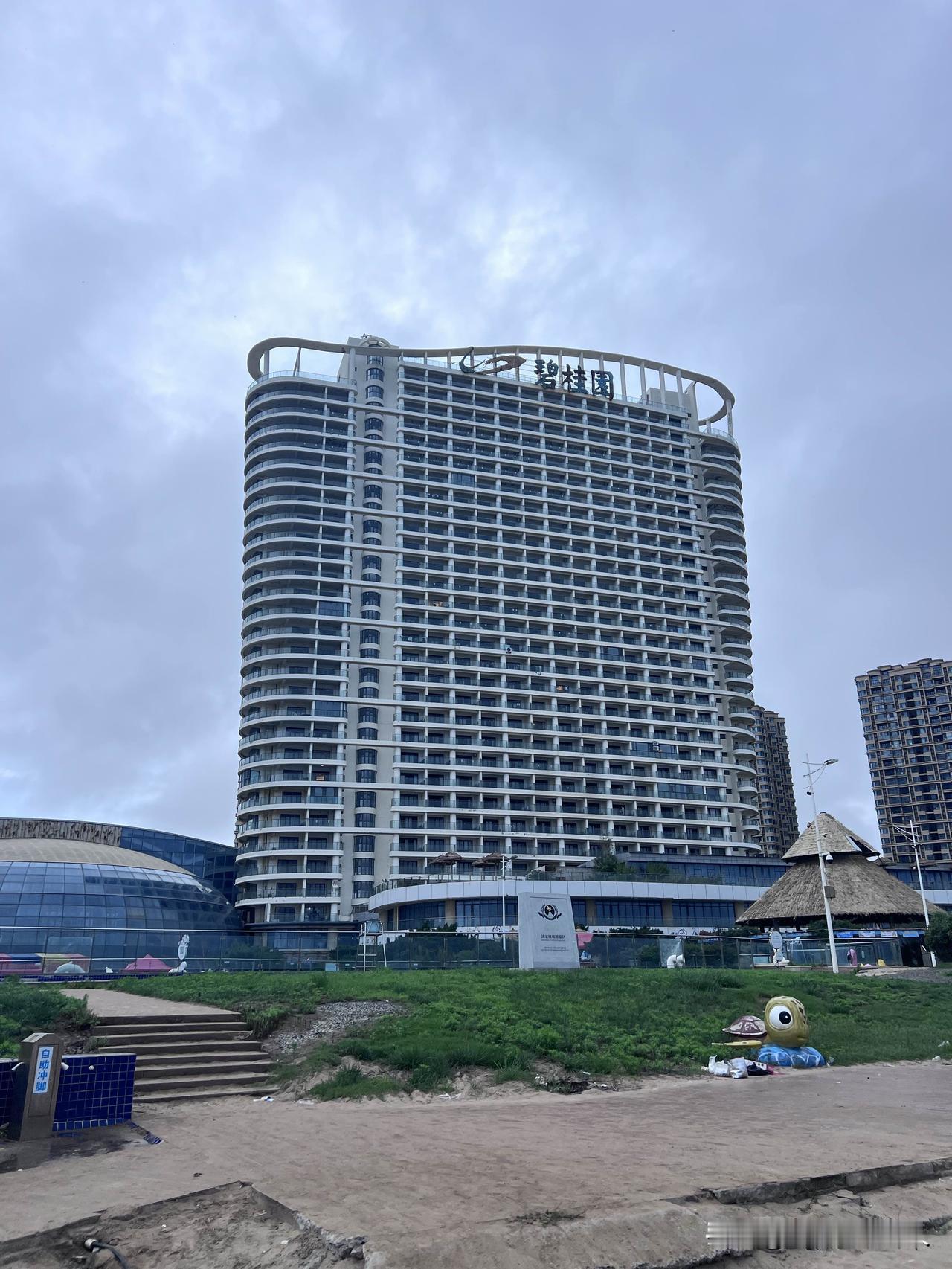 山东烟台的海阳借助天然资源开发的碧桂园十里金滩，吸引了来自全国各地的游客，看看路