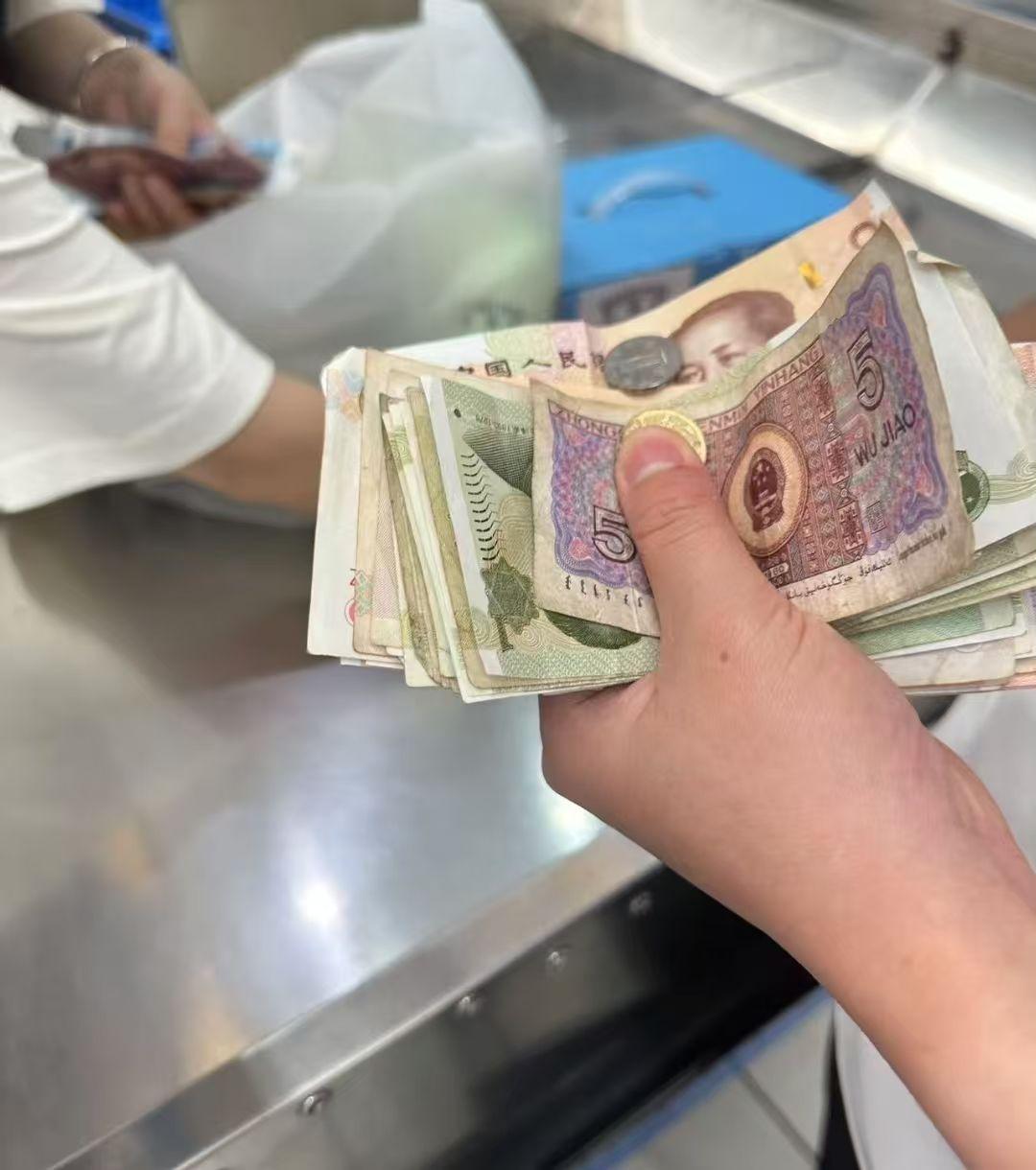 一个人的衰败，
通常是从他开始购买
超出能力范围之外的东西开始的。

精疲力尽才