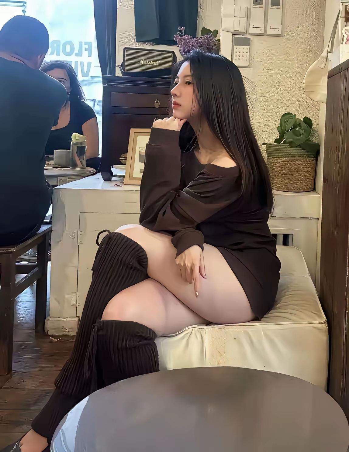 这大腿一看就很强势，没有一点实力压不住，不过干净健康。腿很粗壮 顽固粗腿相亲