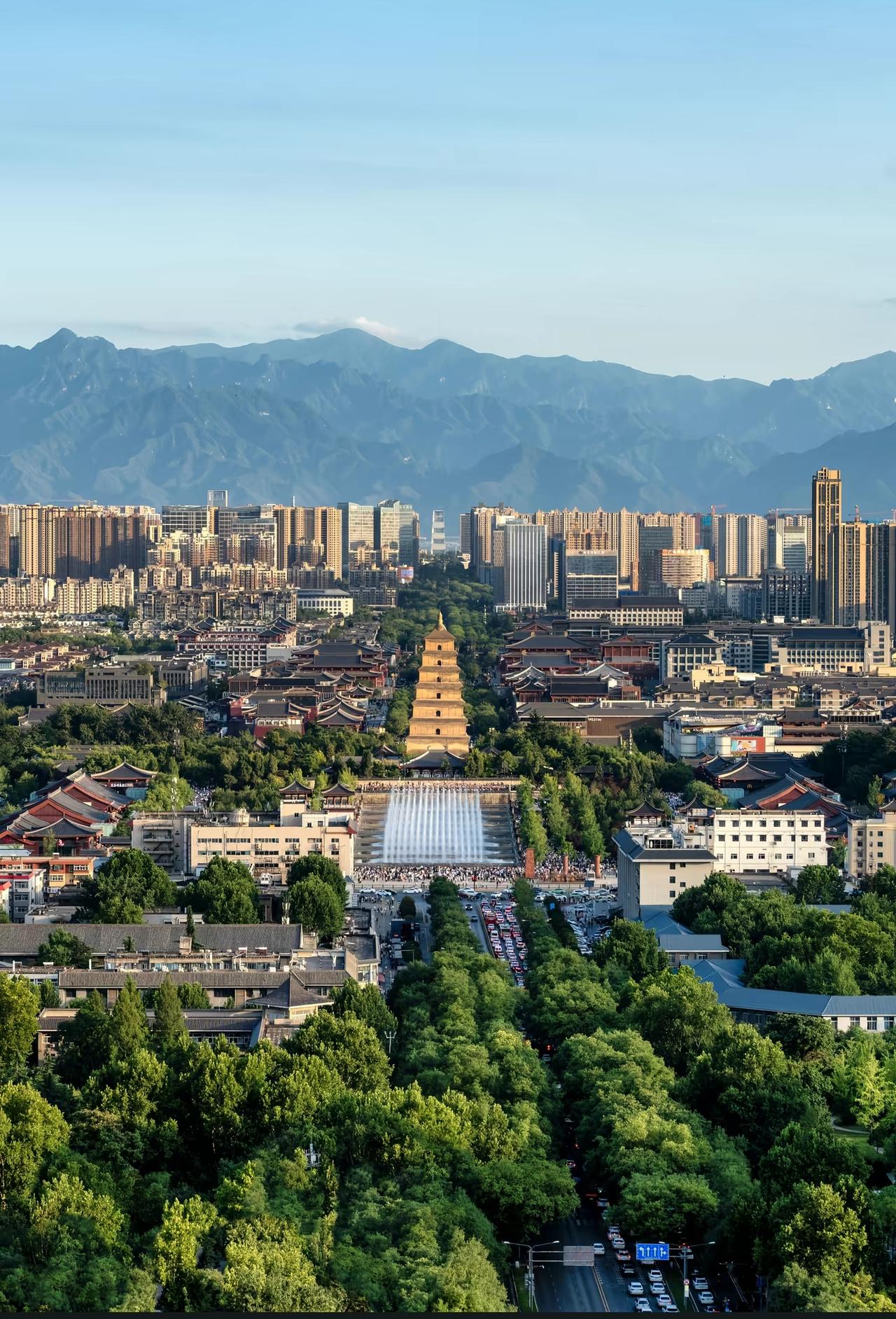 西安的气候越来越奇怪了！
     夏天三十七八度的高温持续一二十天，老天爷也很
