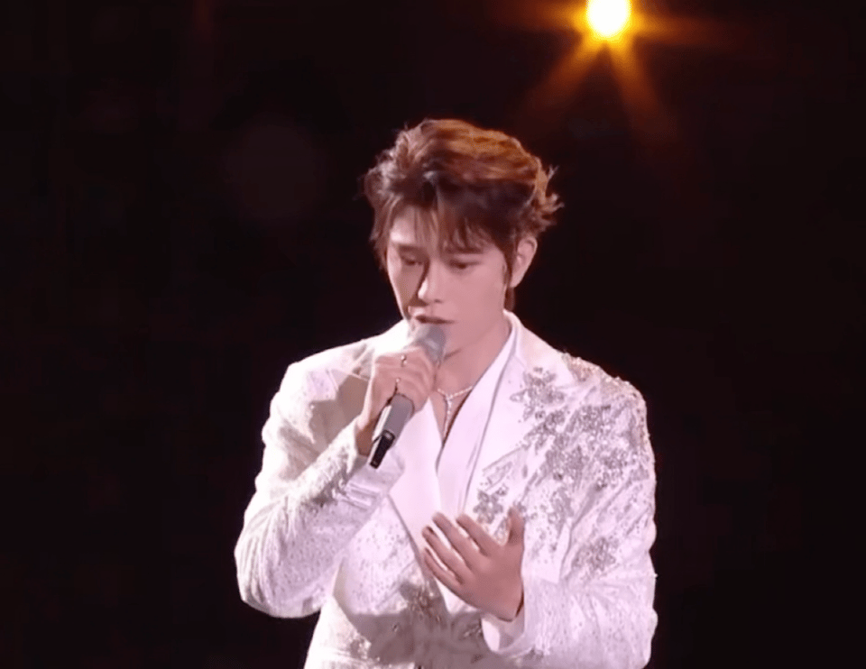 丁禹兮拿了慕声发带  是谁又走不出来了，丁禹兮烟花易冷舞台最后拿了发带，是丁禹兮