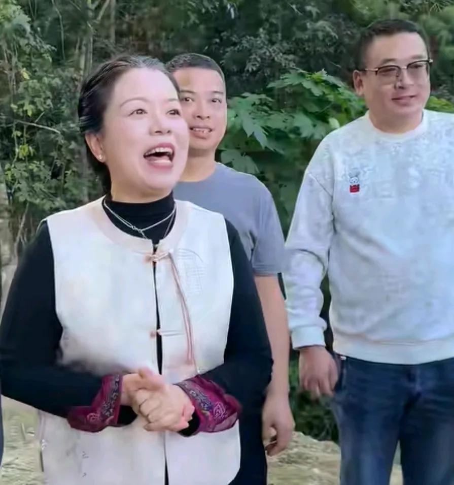 许妈姚爸明天早上九点，杀回赣南卖橙子了。
姚爸攥着拳头，眼眶发红——这地，他小时