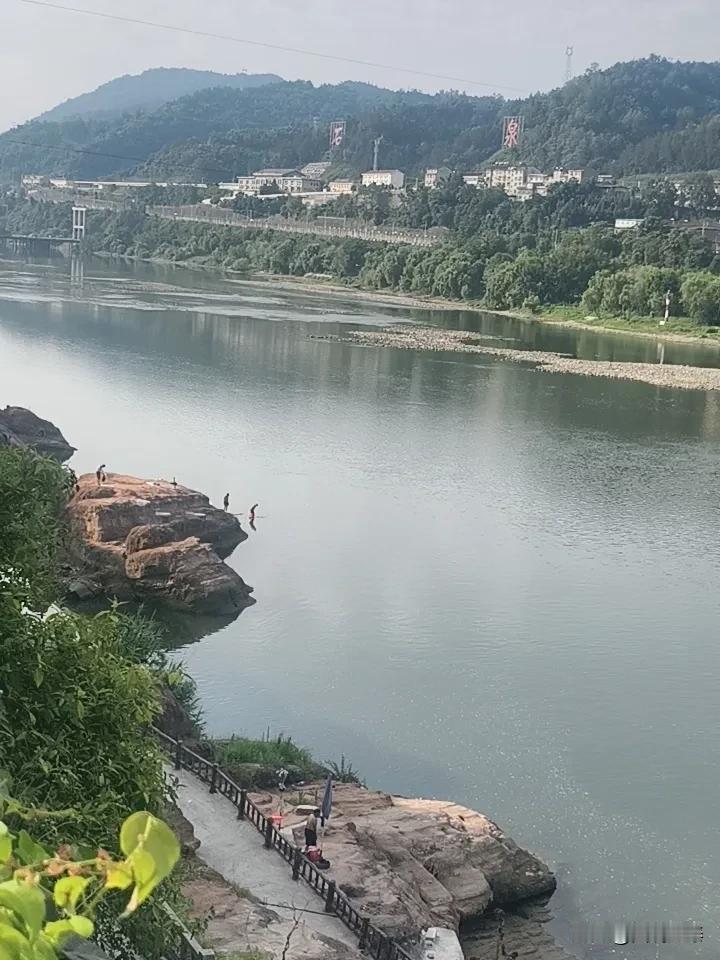 7月9号8点，石泉红石包两游客青年下河游泳，由于不了解水情，两男青年在水中急喊救