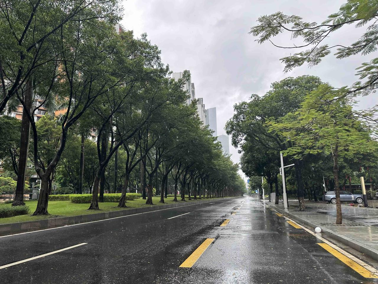 整座城市都在等待大妖怪的到来，房间外部的一切活动基本清空，美团完全关闭。我不知道