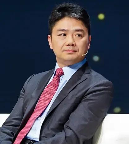 以前的东哥有大叔气质！

现在的东哥有大佬气质！

不变的是东哥永远是东哥！
