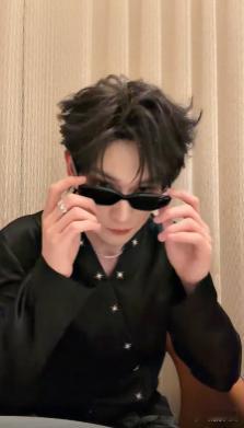 余宇涵直播 直播里的他安静又温柔，分享日常的样子很生活化，让人觉得亲近又舒服 