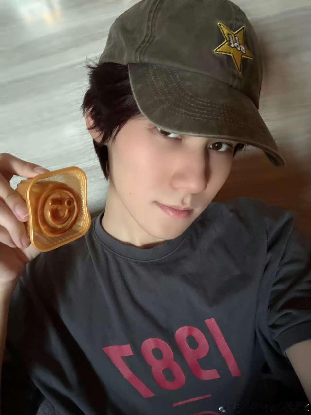 张真源中秋晒自拍张真源祝中秋快乐张真源祝中秋快乐，自拍来袭，[哇][哇] ​​​