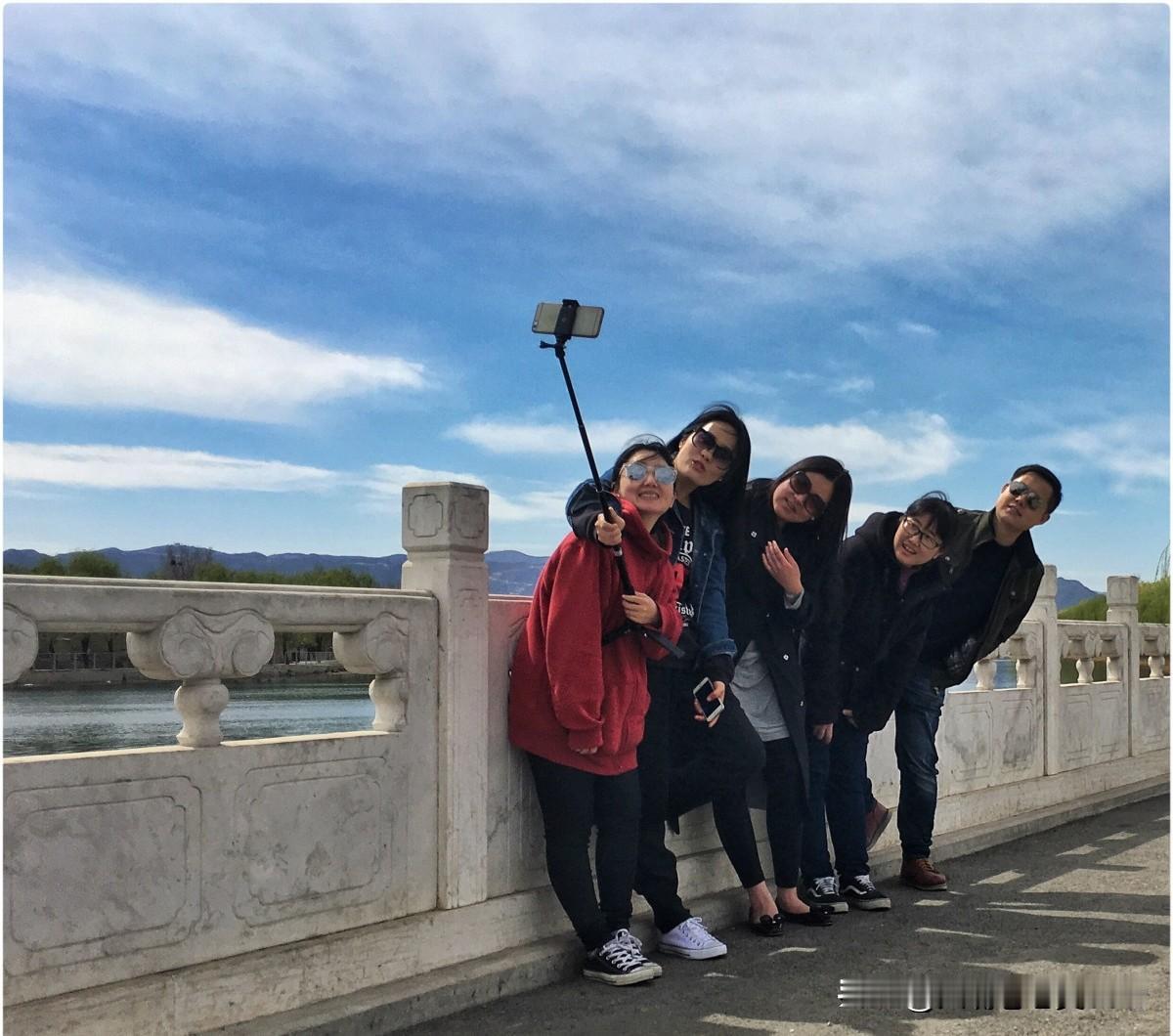 老辈人讲：多个朋友多条路，朋友多了路好走。
年轻的时候，聪明人都会多交朋友，这样