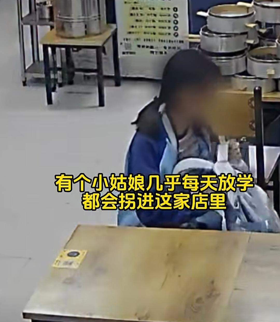 一家新开的早餐小店，老板原本只打算经营早市，傍晚便关门休息。可一位小姑娘的出现，