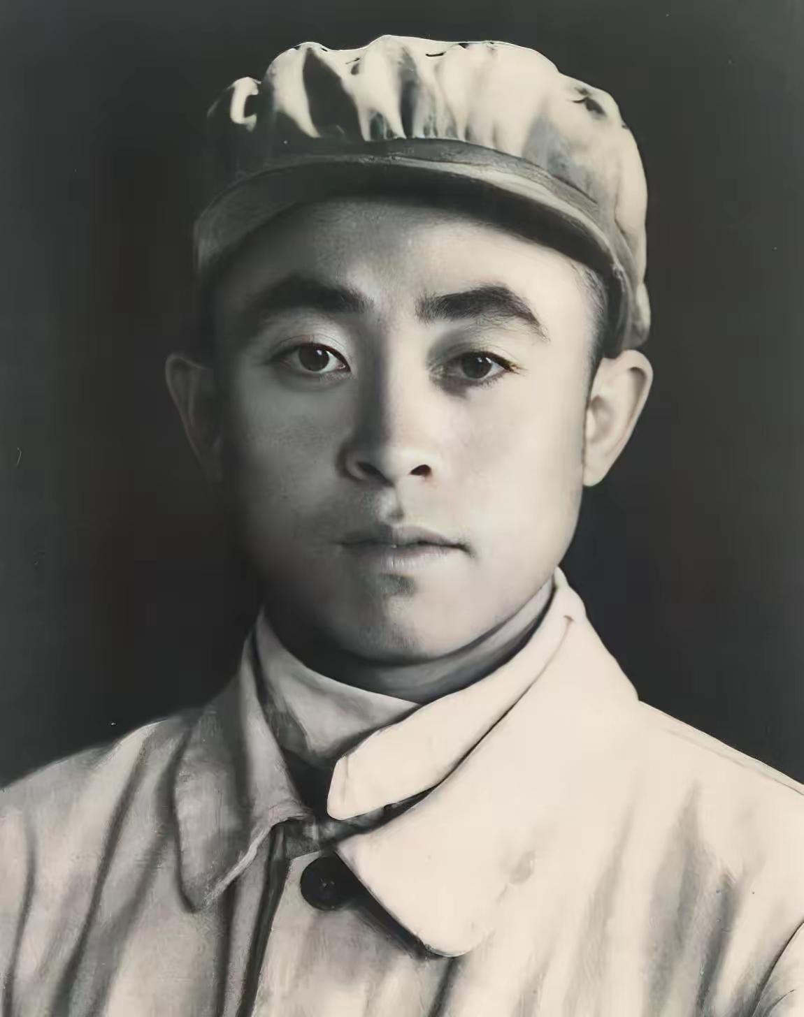 白炳武（1926—2012），辽宁新宾人，满族，全国战斗英雄、著名神炮手。出身贫