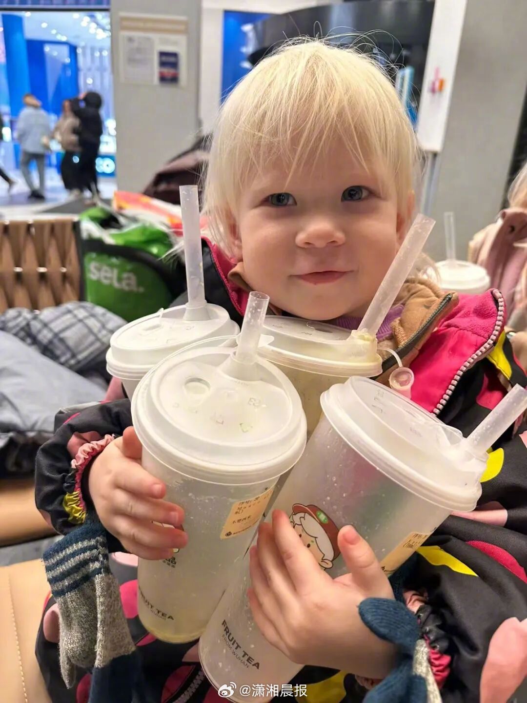 #中国奶茶在莫斯科走红#【#莫斯科隔几个地铁站就有中国奶茶店#，外媒记者：中国商