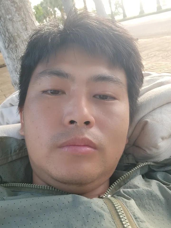 老爸今天喝多了给我打电话。说他刷视频看到我在外边穷游，很是遭罪。他劝我回家，说以