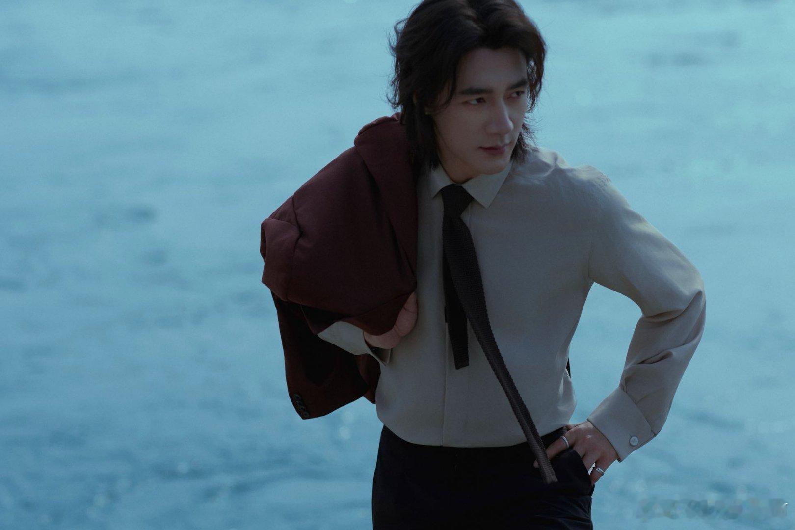 粉丝喊此沙名字好大声雨戏里浑身湿透仍咬牙坚持，是专业赋予的坚韧；收工后一句彝语“