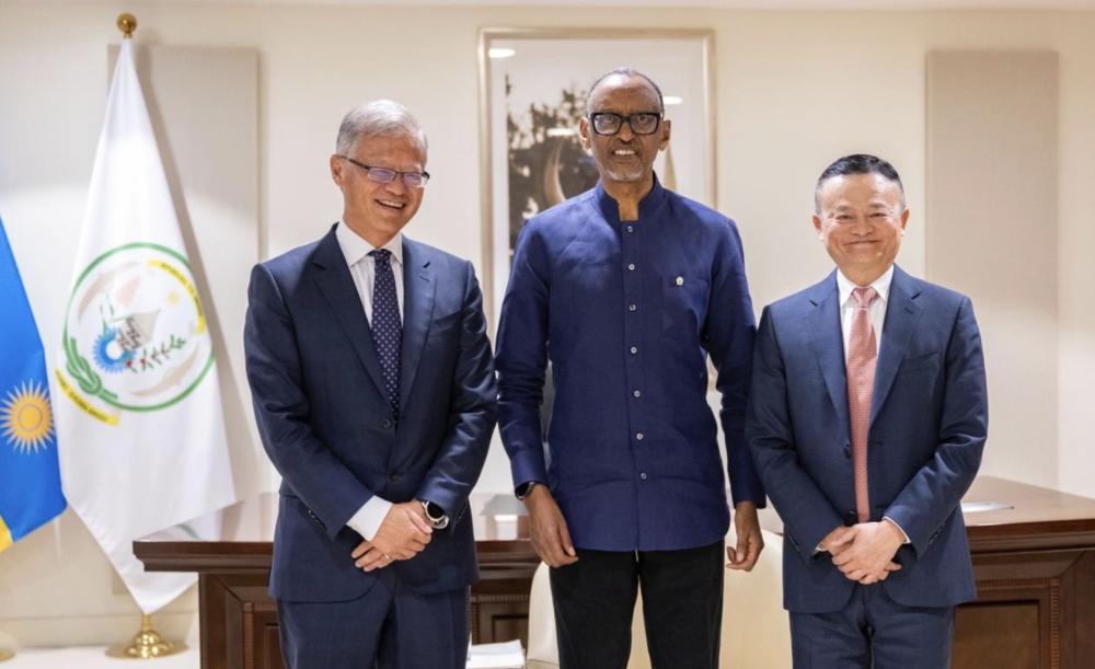 马云非洲上演'侠之大者'！
周末比较吸睛的瓜之一莫过于马云老师现身非洲做善行了，