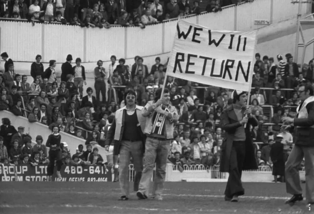 热刺 图1为热刺1977年降级时候的场景。一年之后他们就重返顶级联赛。自1978