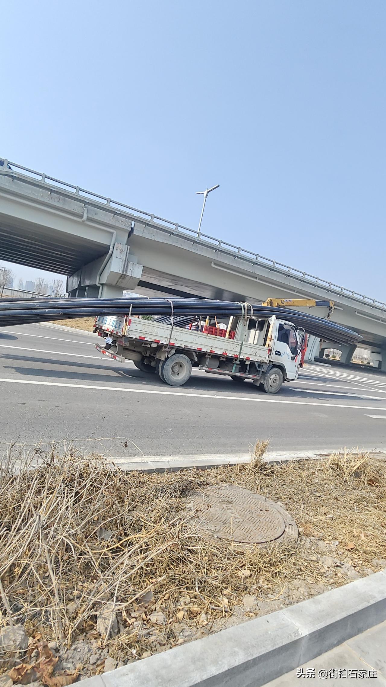 复兴大街，真该管理一下了，什么破车都能上？
拉货的，超长，超重，超宽的，各种货车