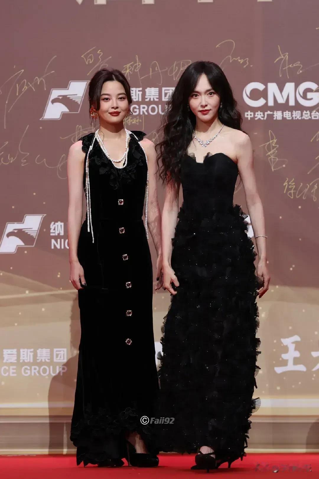 汪小姐果然比李李好看多了！虽然汪小姐还大几岁，但丝毫没有差别，甚至汪小姐还显得嫩