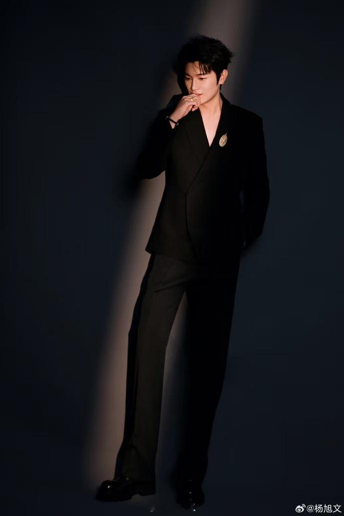 杨旭文开工大漏 杨旭文开工这波深V真空西装也太杀了！颜值身材双在线，慵懒又性感，